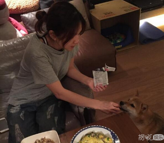 Ella怀孕不忘秀厨艺 光棍节秀恩爱羡煞旁人