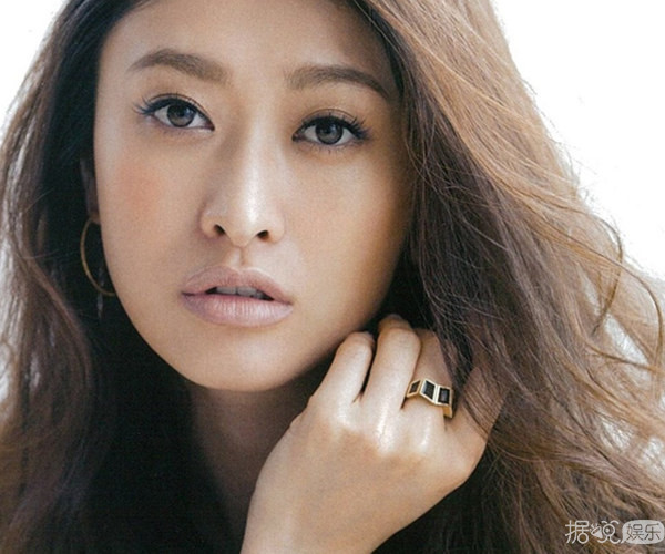 小栗旬妻子挺大肚接送女儿 二胎的好消息也快到了