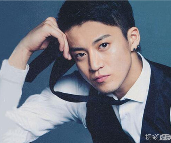 小栗旬妻子挺大肚接送女儿 二胎的好消息也快到了