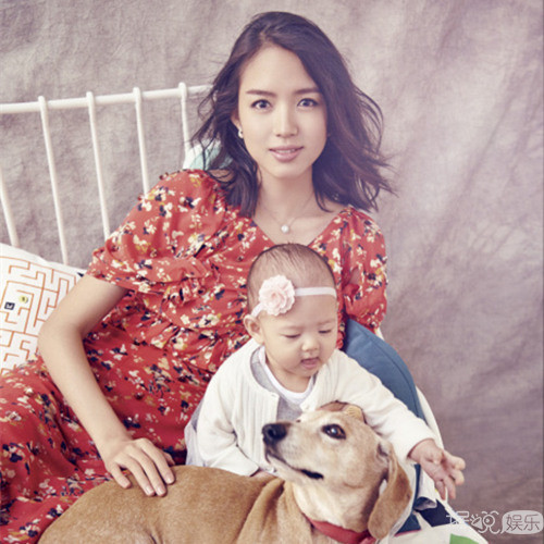 张梓琳带女儿和狗上杂志 一家三口其乐融融