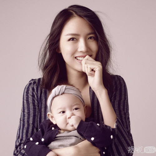 张梓琳带女儿和狗上杂志 一家三口其乐融融