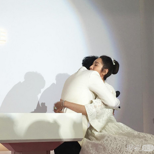 李克勤爱妻庆生 与李嘉欣同框比美
