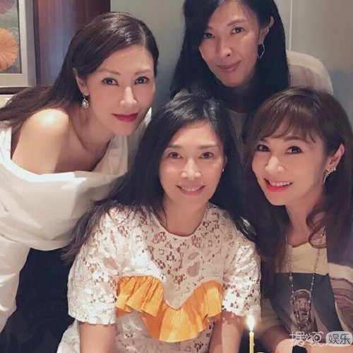 李克勤爱妻庆生 与李嘉欣同框比美