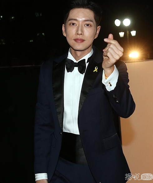 朴海镇参加亚洲明星盛典 不受风波影响 胸前别黄丝带