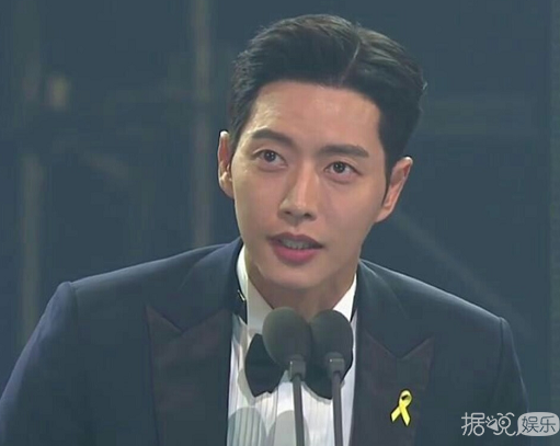 朴海镇参加亚洲明星盛典 不受风波影响 胸前别黄丝带