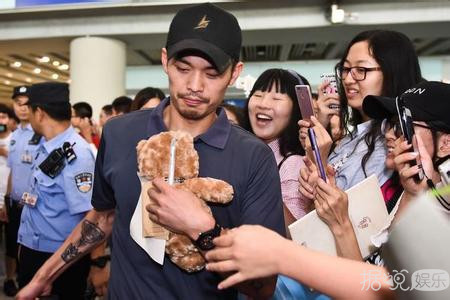 谢杏芳回应林丹出轨事件：我们一家人风雨同舟