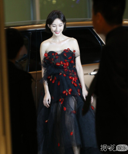 张俪透视长裙现身活动 高挑身材明丽动人