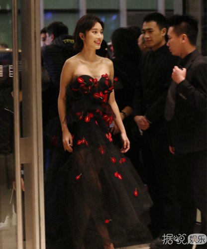 张俪透视长裙现身活动 高挑身材明丽动人