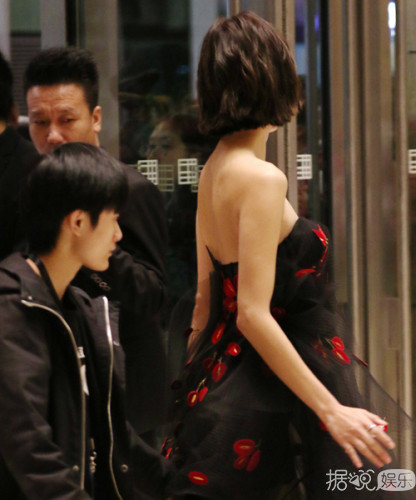 张俪透视长裙现身活动 高挑身材明丽动人