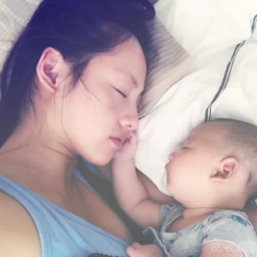 张嘉倪儿子侧脸照曝光 母子同框画面温馨