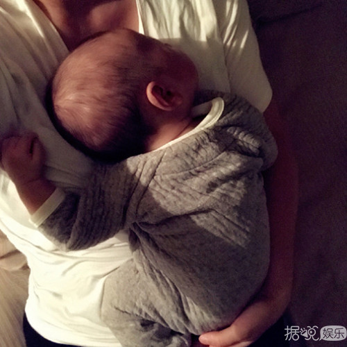 张嘉倪儿子侧脸照曝光 母子同框画面温馨