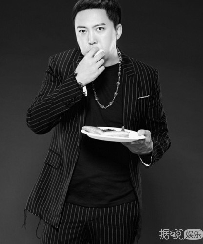 张一鸣写真复古文艺范十足 大秀行走的表情包