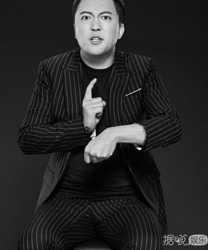 张一鸣写真复古文艺范十足 大秀行走的表情包