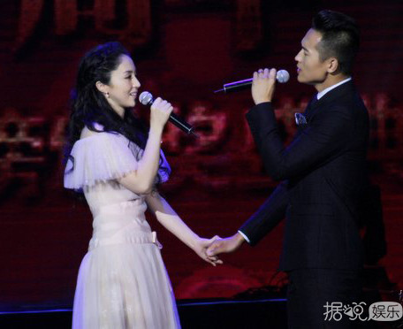 高云翔董璇首曝全家福，一家七口其乐融融