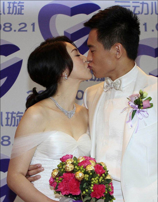 高云翔董璇首曝全家福，一家七口其乐融融