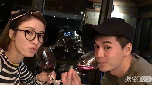 杨怡罗仲谦夫妇烛光晚餐 二人甜蜜秀恩爱