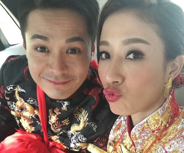 杨怡罗仲谦夫妇烛光晚餐 二人甜蜜秀恩爱