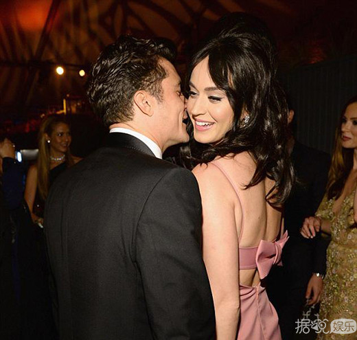 水果姐奥兰多过感恩节 间接否认分手传闻