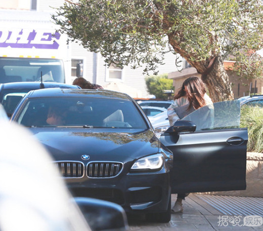 水果姐奥兰多过感恩节 间接否认分手传闻