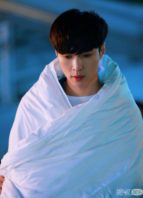 中国版《求婚大作战》张艺兴称赞陈都灵很纯 很耐看