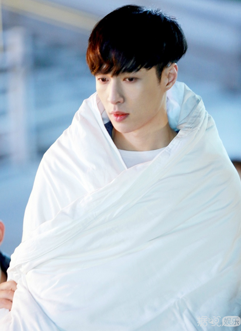 中国版《求婚大作战》张艺兴称赞陈都灵很纯 很耐看