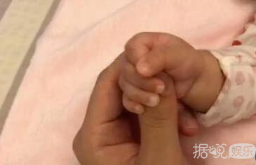 周渝民牵女儿手画面温馨有爱 吴建豪却说很想放进嘴里……
