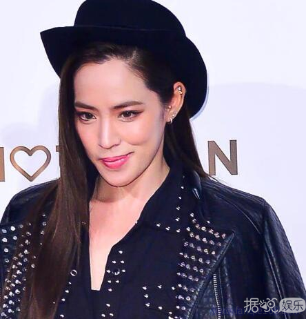 周渝民牵女儿手画面温馨有爱 吴建豪却说很想放进嘴里……