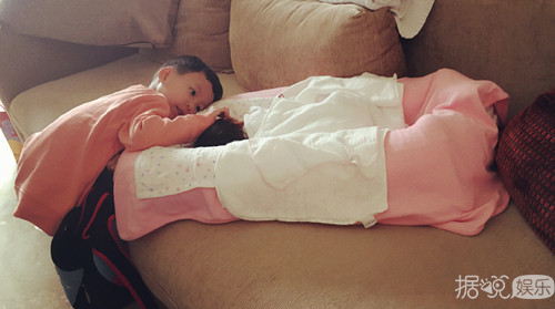 姚晨微博晒儿女日常 微博女王化身炫娃狂魔