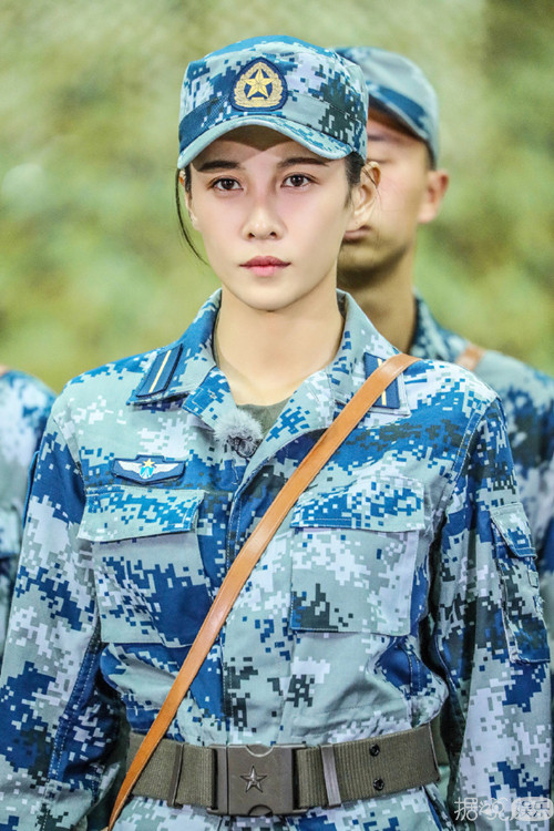 张蓝心素颜被网友赞最美 真正女子汉非她莫属