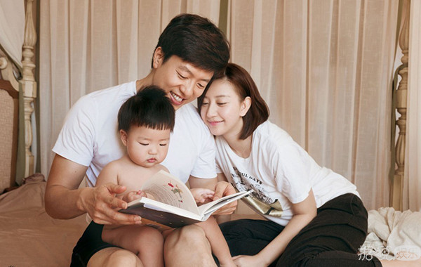 凌潇肃唐一菲全家福首曝光 儿子凌听全裸出镜显呆萌