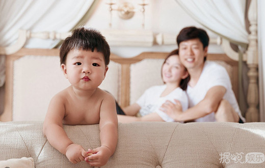 凌潇肃唐一菲全家福首曝光 儿子凌听全裸出镜显呆萌