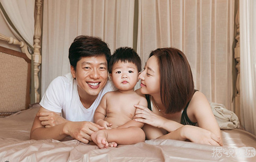 凌潇肃唐一菲全家福首曝光 儿子凌听全裸出镜显呆萌