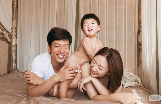 凌潇肃唐一菲全家福首曝光 儿子凌听全裸出镜显呆萌