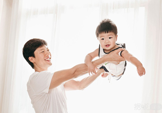 凌潇肃唐一菲全家福首曝光 儿子凌听全裸出镜显呆萌