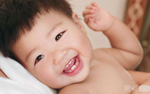 凌潇肃唐一菲全家福首曝光 儿子凌听全裸出镜显呆萌