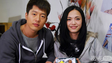 凌潇肃唐一菲全家福首曝光 儿子凌听全裸出镜显呆萌