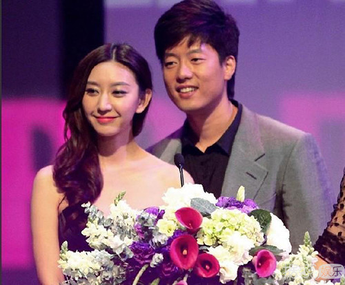 凌潇肃唐一菲全家福首曝光 儿子凌听全裸出镜显呆萌