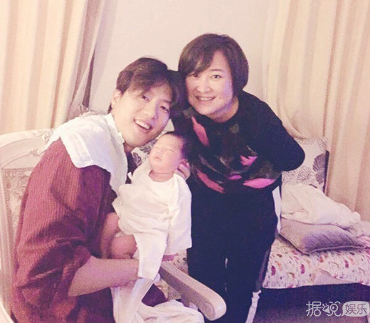 凌潇肃唐一菲全家福首曝光 儿子凌听全裸出镜显呆萌