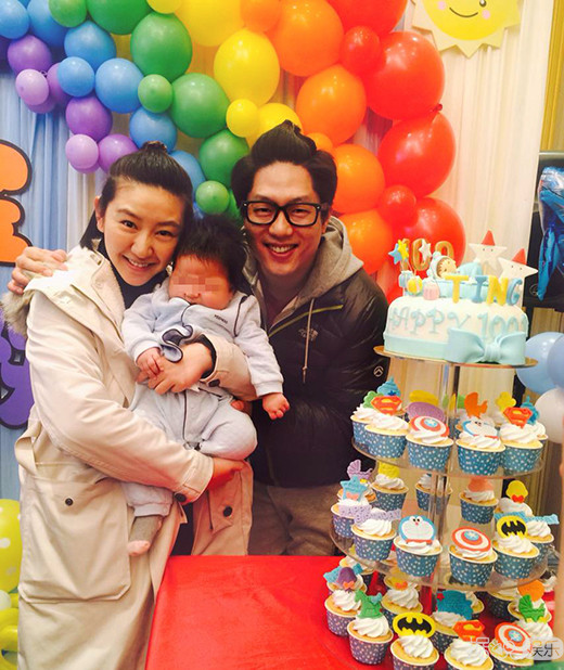 凌潇肃唐一菲全家福首曝光 儿子凌听全裸出镜显呆萌