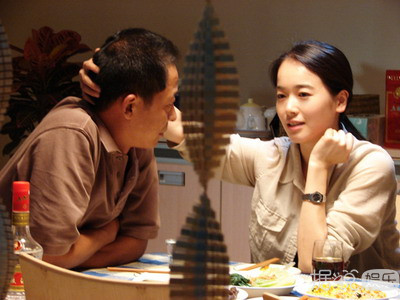 左小青素颜出街皮肤暗沉 独自接孩子放学