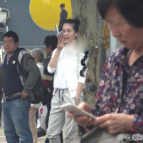 左小青素颜出街皮肤暗沉 独自接孩子放学