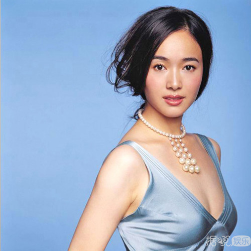 左小青素颜出街皮肤暗沉 独自接孩子放学