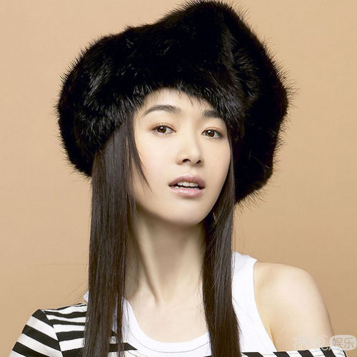 左小青素颜出街皮肤暗沉 独自接孩子放学