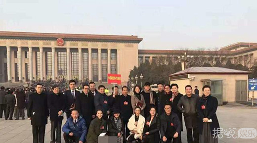 胡歌变身“眼镜胡”参加文代会 实力演绎老干部如何养成