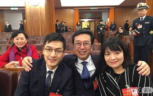 胡歌变身“眼镜胡”参加文代会 实力演绎老干部如何养成