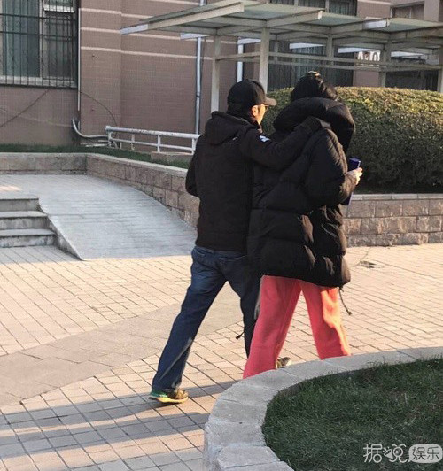 谢霆锋与王菲手牵手遛弯 两人开启老夫老妻模式