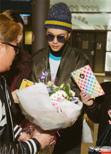 权志龙陈伟霆巴黎时装秀同框 帅哥果然特别受时尚圈宠爱