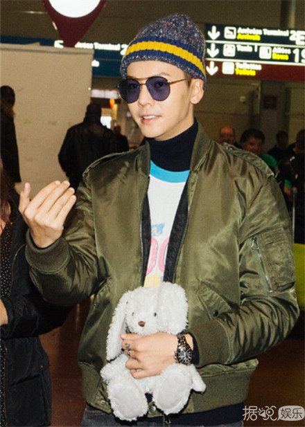 权志龙陈伟霆巴黎时装秀同框 帅哥果然特别受时尚圈宠爱