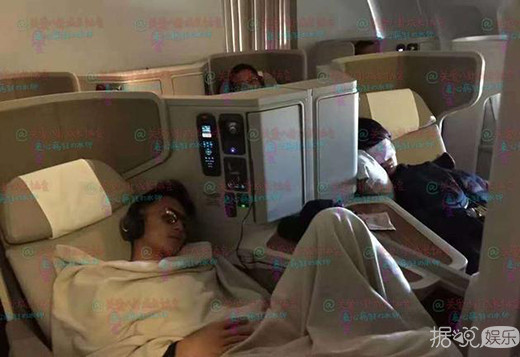 谢霆锋与王菲手牵手遛弯 两人开启老夫老妻模式