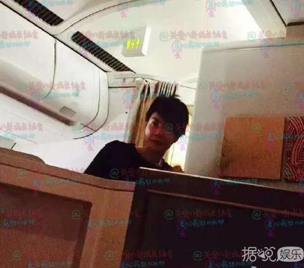 谢霆锋与王菲手牵手遛弯 两人开启老夫老妻模式